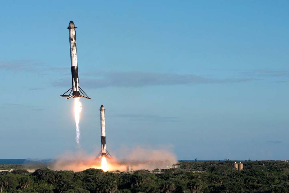 Elon Musk visszatérő SpaceX rakétái landolás közben 2019-ben. <br> Fotó: Reuters / US AIR FORCE
