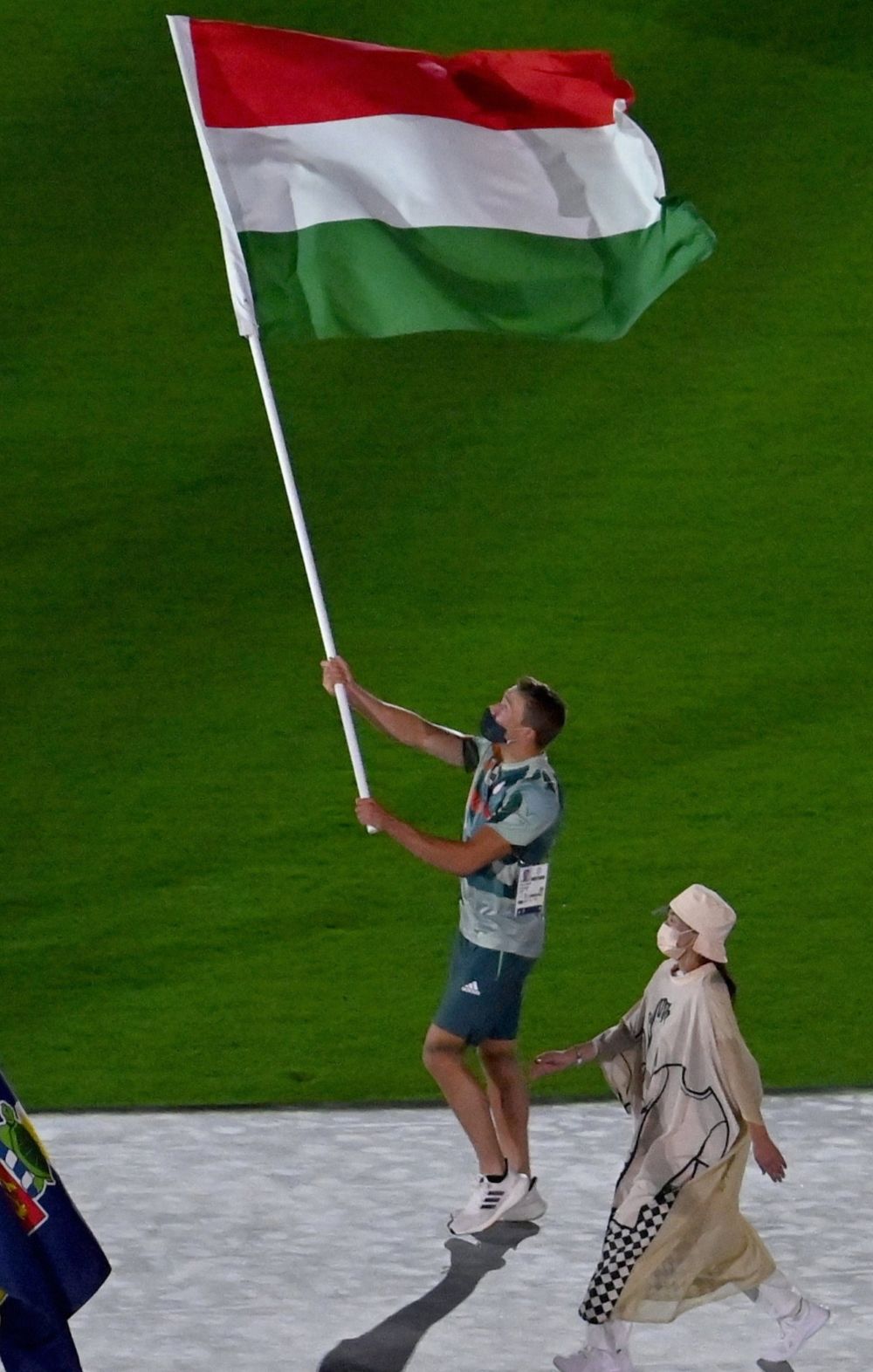 Kopasz Bálint viszi a magyar zászlót az olimpia záróünnepségén, kép: MTI/Czeglédi Zsolt