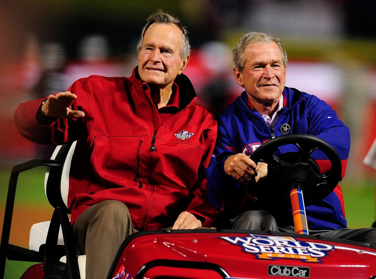 A két George Bush gyakran szurkolt együtt a texasi baseball-mérkőzéseken. Foto: MTI/EPA/Matt Campbell
