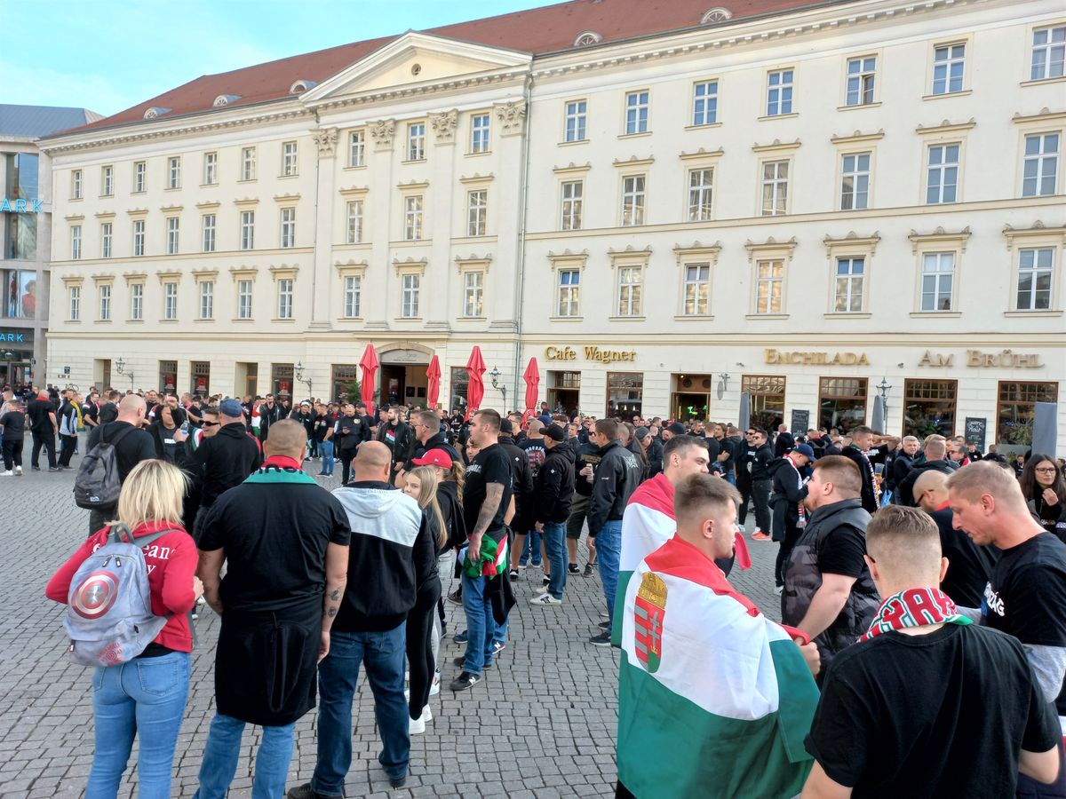 A képen: A Wagner téren gyülekeznek a magyar szurkolók. Fotó: Czövek Oszkár