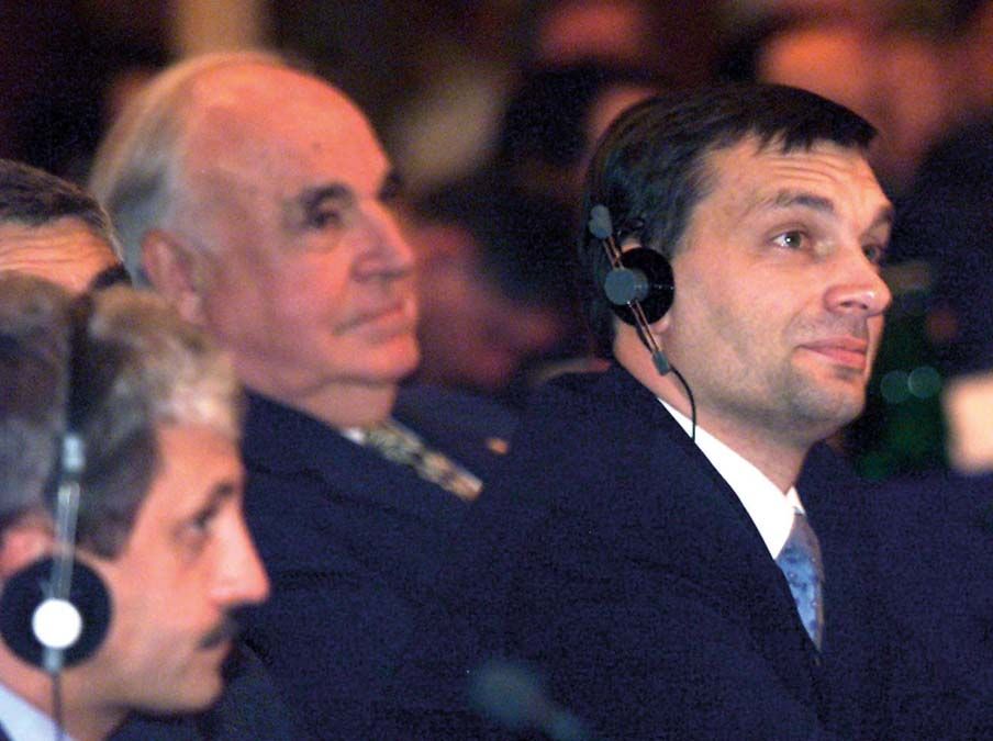 Orbán Viktor miniszterelnök Mikuláš Dzurinda szlovák kormányfővel és Helmut Kohllal, a CDU korábbi elnökével az Európai Néppárt berlini kongresszusán 2001 januárjában. <br> Fotó: MTI / Illyés Tibor