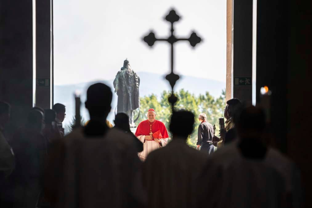 Erdő Péter érkezik az esztergomi bazilikába, ahol misét mutatott be Nagyboldogasszony ünnepén, 2021. augusztus 15-én. <br> Fotó: MTI / Mónus Márton
