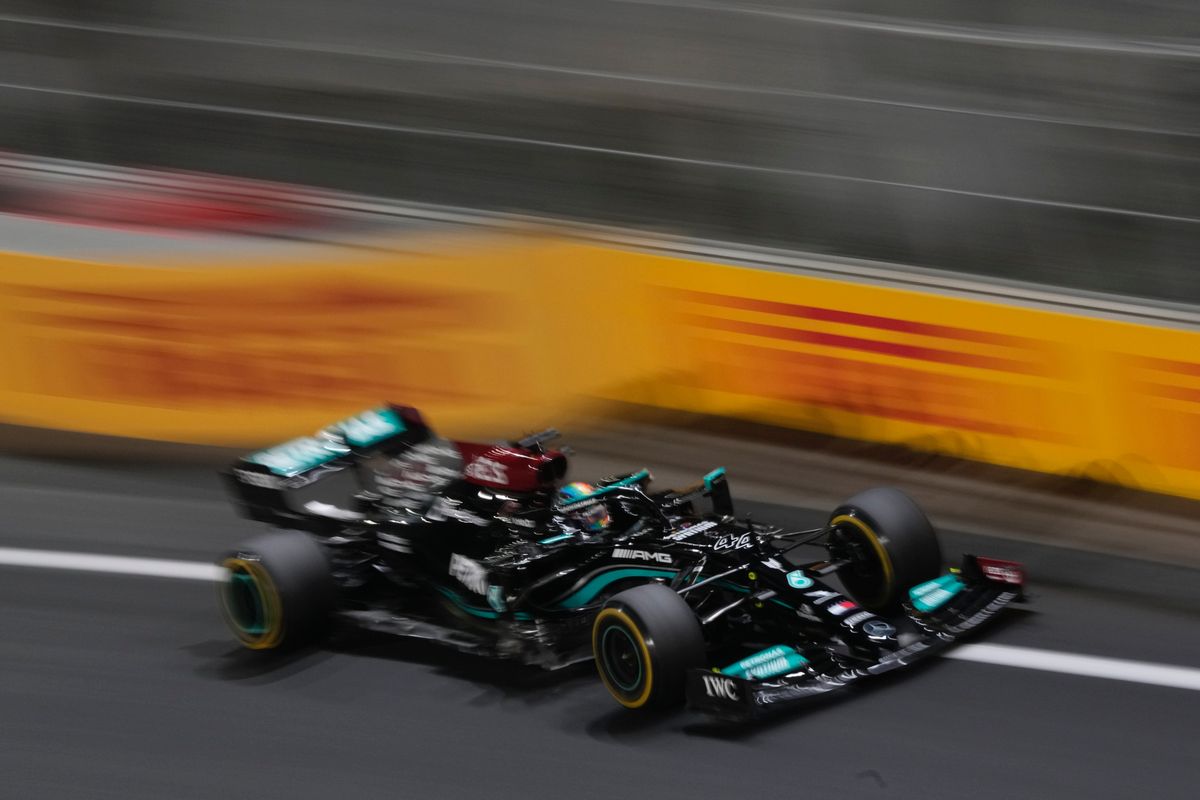 A képen: Dzsidda, 2021. december 5. Lewis Hamilton, a Mercedes brit versenyzője a Forma-1-es autós gyorsasági világbajnokság első alkalommal megrendezett Szaúdi Nagydíján a dzsiddai utcai versenypályán 2021. december 5-én.Fotó:  MTI/AP/Haszan Ammar