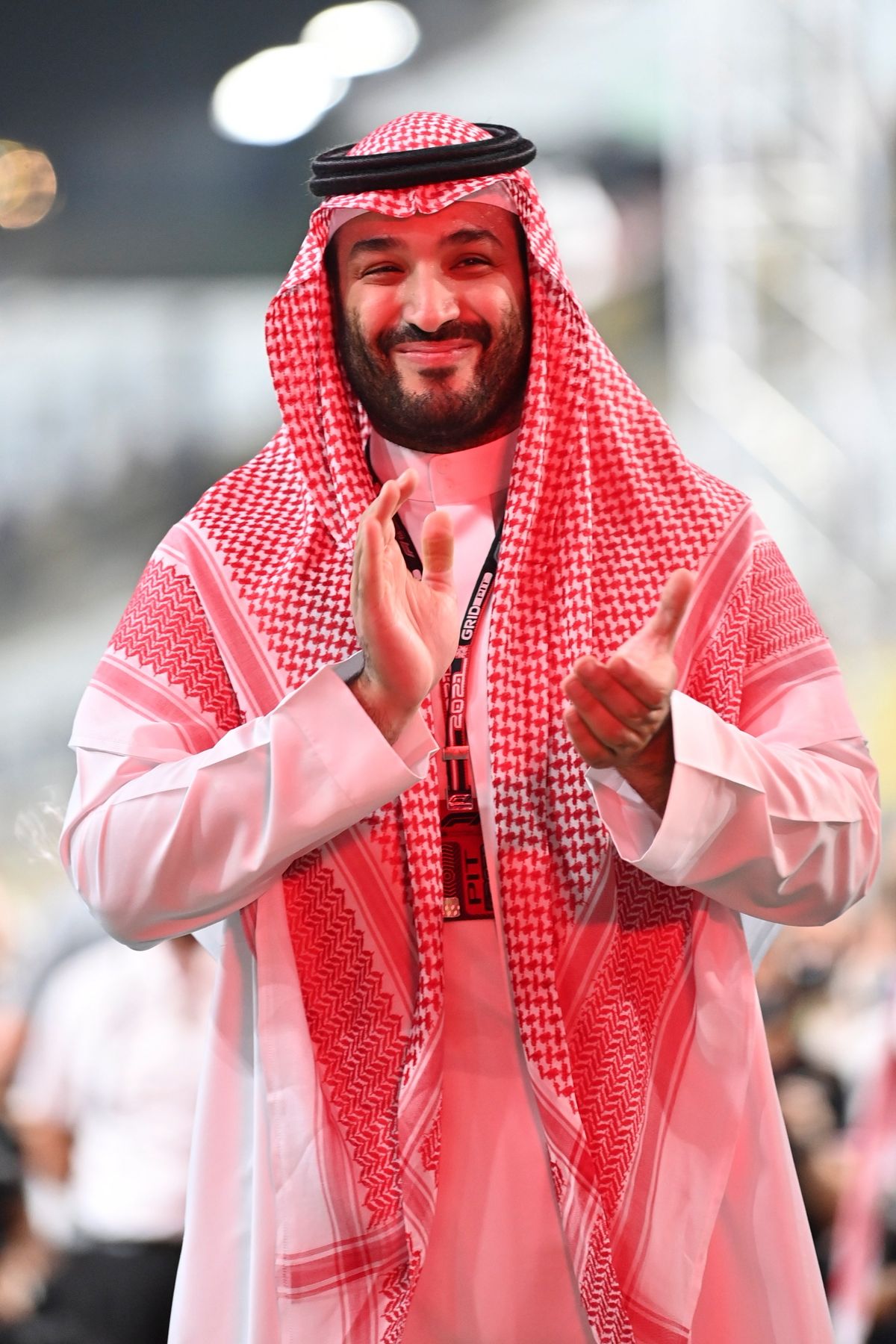 Mohamed bin Szalmán szaúdi koronaherceg a Forma-1-es autós gyorsasági világbajnokság első alkalommal megrendezett Szaúdi Nagydíjának rajtja előtt a dzsiddai utcai versenypályán 2021. december 5-én. MTI/EPA/Pool/AFP/Andrej Isakovic