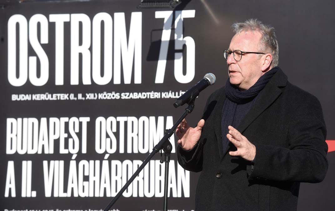 Pokorni Zoltán beszédet mond az I., a II. és a XII. kerületi önkormányzat Ostrom 75 című kiállításának megnyitóján a Budavári Önkormányzat épülete előtt. <br> Fotó: MTI / Bruzák Noémi