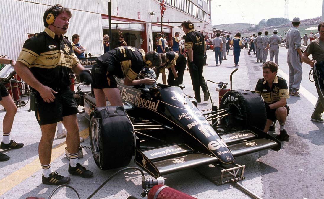 Johnny Dumfries a Team Lotus csapat színeiben a Hungaroringen 1986-ban. <br> Fotó: Fortepan / Urbán Tamás