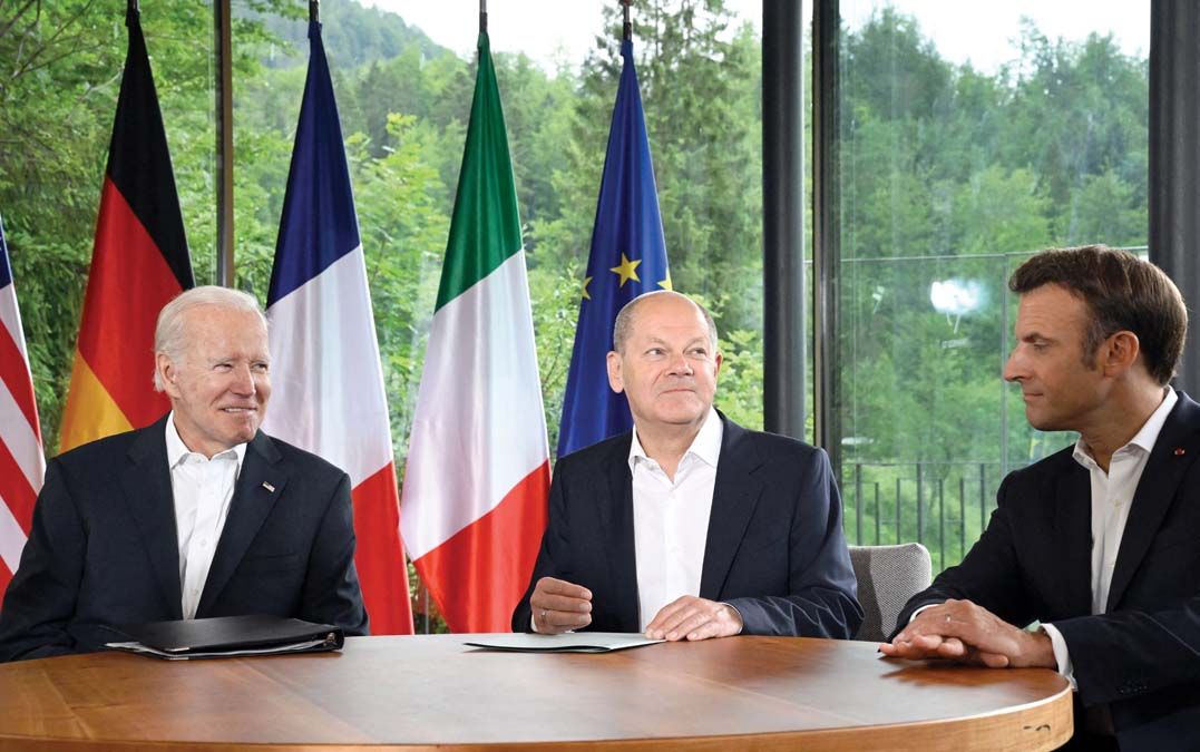 Ki nevet a végén? Joe Biden amerikai elnök, Olaf Scholz német kancellár és Emmanuel Macron francia elnök a 2022-es bajorországi G7-csúcson <br> Fotó: AFP / Tobias Schwartz / POOL