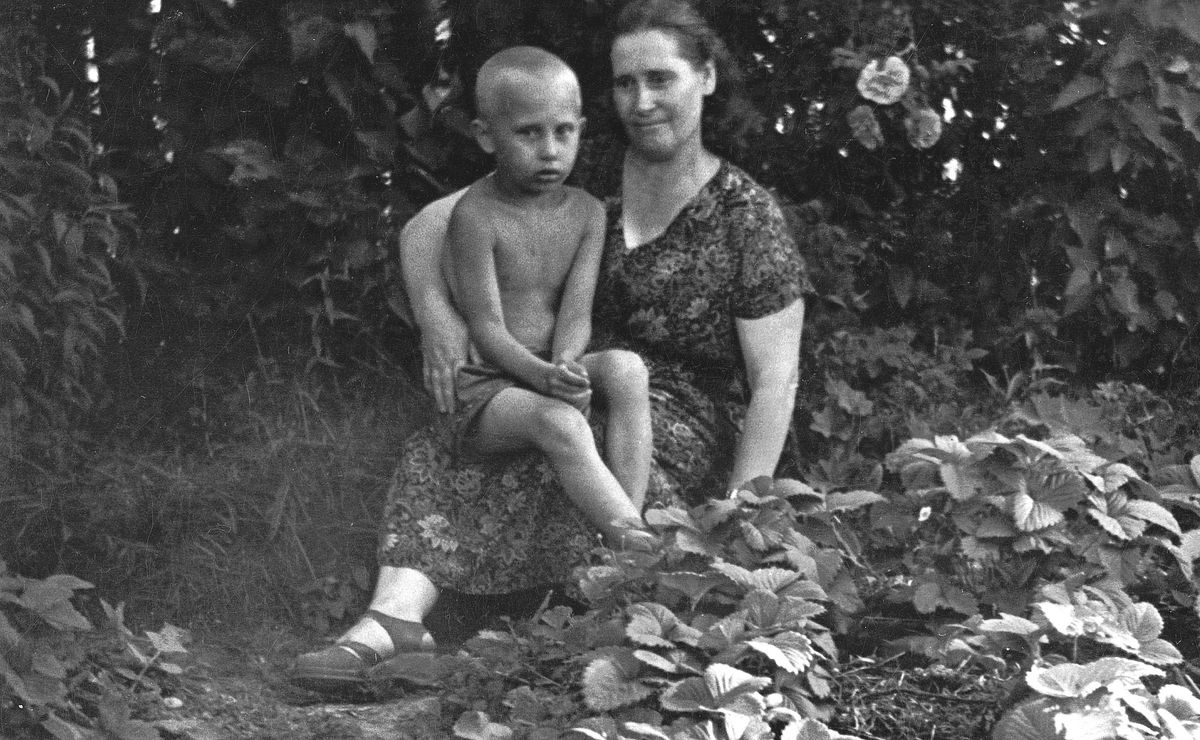 Vlagyimir édesanyjával, Marija Ivanovnával, akinek szinte egy az egyben megörökölte az arcvonásait. Fotó: Kreml-archív