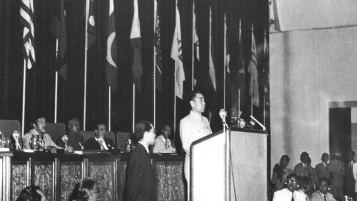 Csou En-laj kínai miniszterelnök beszédet mond a bandungi konferencián 1955-ben. (Fotó: Philip Thai/Twitter)