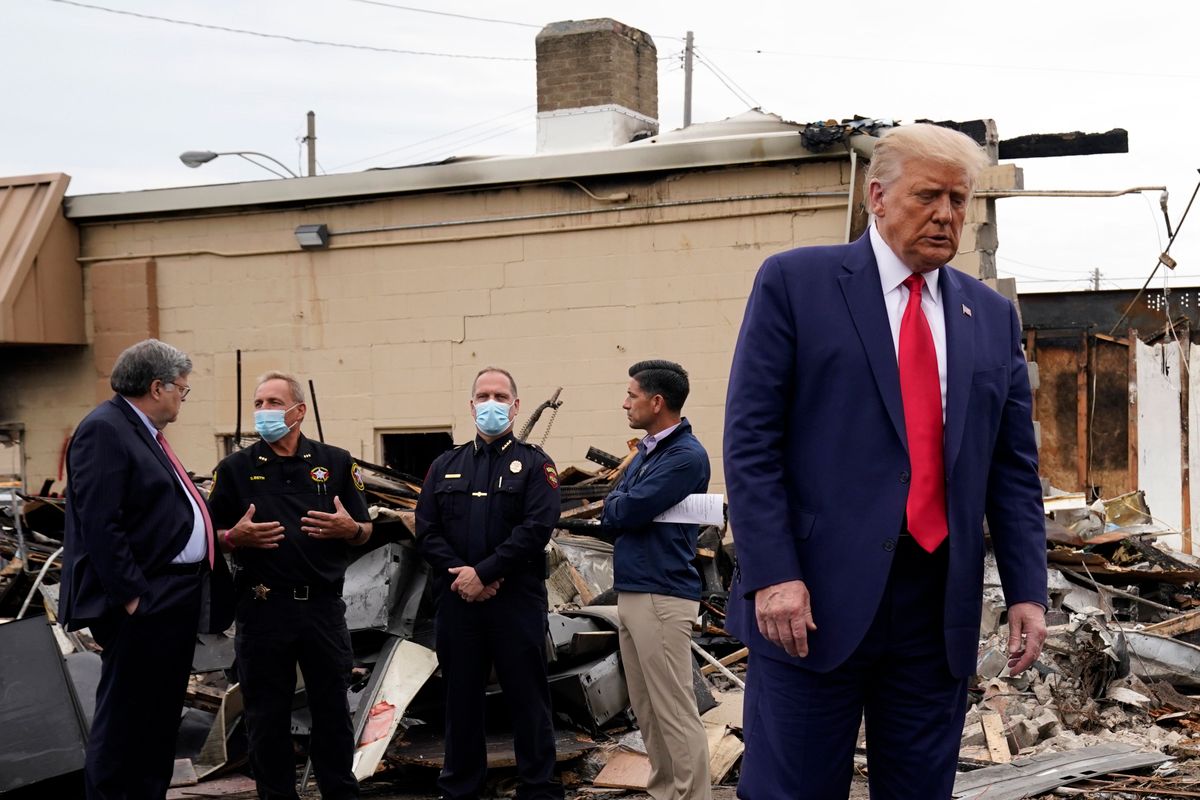 Donald Trump a kenoshai roncsok között. Fotó: MTI/AP/Evan Vucci