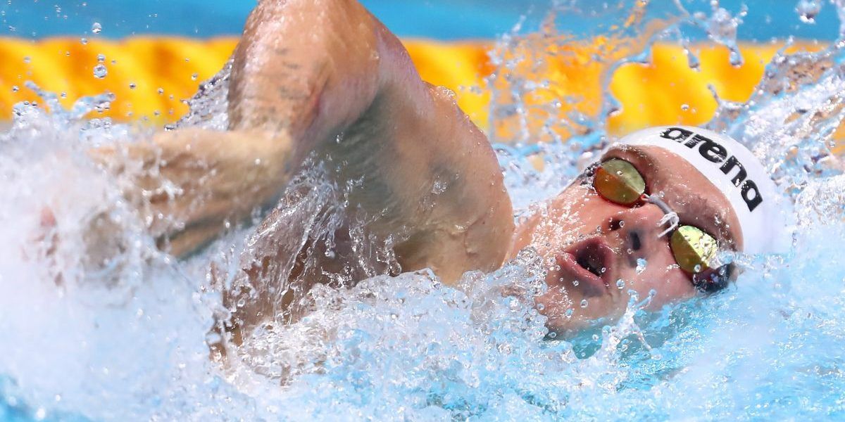 Az olimpiai ezüstérmes nyílt vízi úszó Rasovszky Kristóf a versenymedencében is bravúros teljesítményt nyújt. Magyar Úszószövetség.