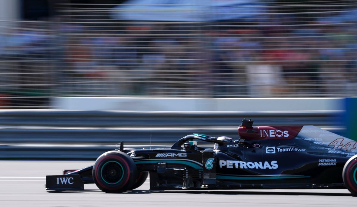 A képen: Lewis Hamilton, a Mercedes brit versenyzője a Forma-1-es Holland Nagydíjon a zandvoorti pályán. Fotó: MTI/AP/Peter Dejong