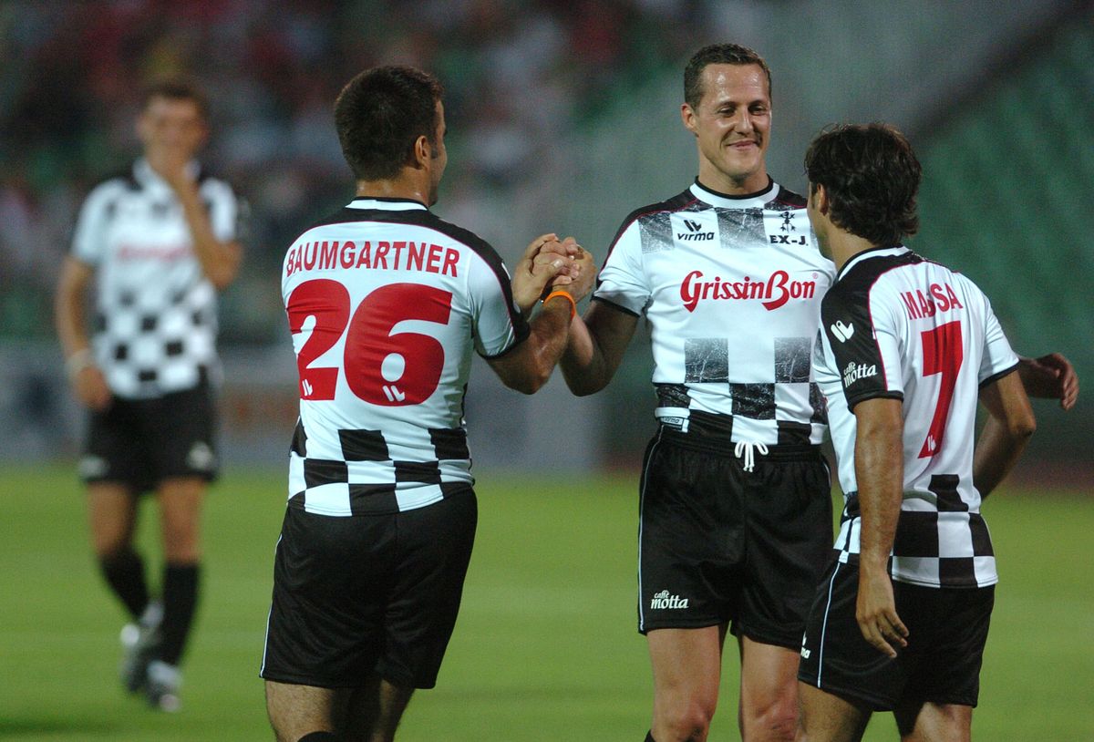 Szintén felejthetetlen pillanatok: Baumgartner Zsolt, Michael Schumacher és Felipe Massa a Forma-1-es versenyzők válogatottjában, Budapesten Fotó: MTI/Kovács Tamás 