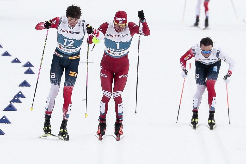 Klaebo és Bolsunov a bottörést követő másodpercben, a 2021-es oberstdorfi északi sí-világbajnokság 50 kilométeres klasszikus versenyének hajrájában. Fotó: Federico Modica / Sputnik / Sputnik via AFP
