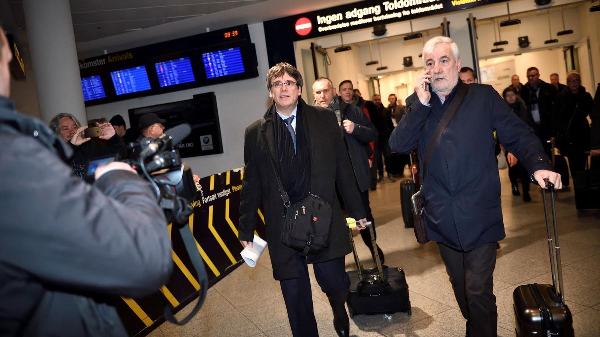 Carles Puigdemont korábbi katalán vezető (B) madridi elfogatási parancsának birtokában érkezik a koppenhágai repülőtérre 2018 január 22-én. Fotó: Tariq Mikkel Khan / SCANPIX DENMARK / AFP 