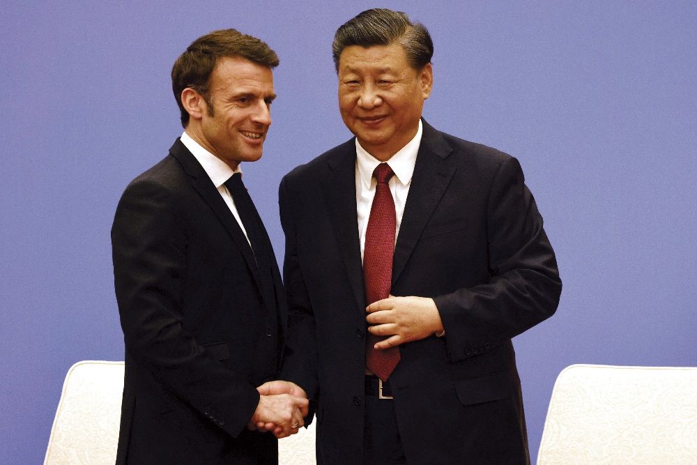 Hszi Csin-ping kínai államfővel a francia–kínai vállalkozói tanács ülésén Pekingben április 6-án <br> Fotó: MTI/AP/AFP Pool/Ludovic Marin