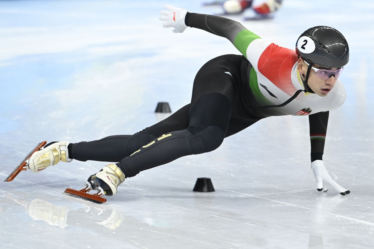 Liu Shaolin Sándor a férfi rövid pályás gyorskorcsolyázók 500 méteres versenyének előfutamában a pekingi téli olimpián a Fővárosi Fedett Stadionban 2022. február 11-én. MTI/Kovács Tamás