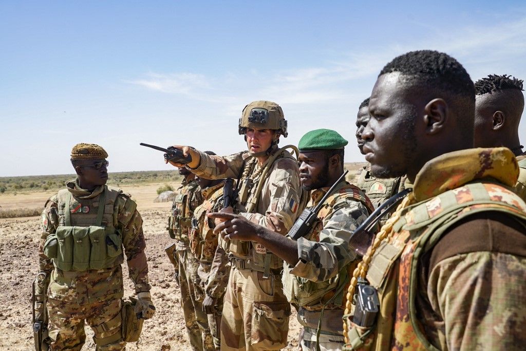 Franciaország terrorellenes hadművelete lassan a végéhez ér a Száhel-övezetben. A képen francia és mali katonák egyeztetnek a nyugat-afrikai országban. Fotó: Frédéric Pétry / Hans Lucas / Hans Lucas via AFP