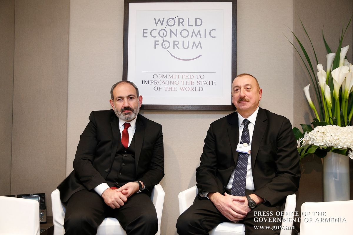 Nem rajonganak egymásért: Nikol Pasinján (b) és Ilham Alijev a davosi Világgazdasági Fórumon. Fotó: Press Office of the Government of Armenia