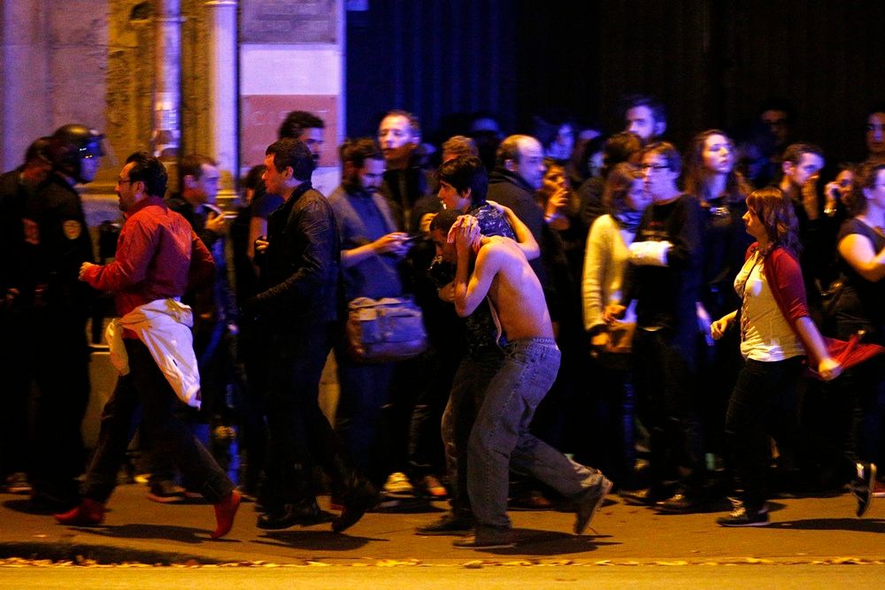 Párizs, 2015. november 14. Sebesült férfi a kimenekített emberek között a párizsi Bataclan koncertterem közelében, miután az épületben mintegy száz embert túszul ejtettek 2015. november 13-án. MTI Fotó