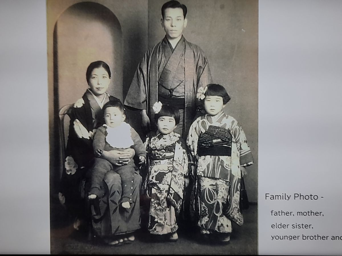 Egy néhány évvel az atomtámadás előtt készült fotó Jahata Teruko családjáról