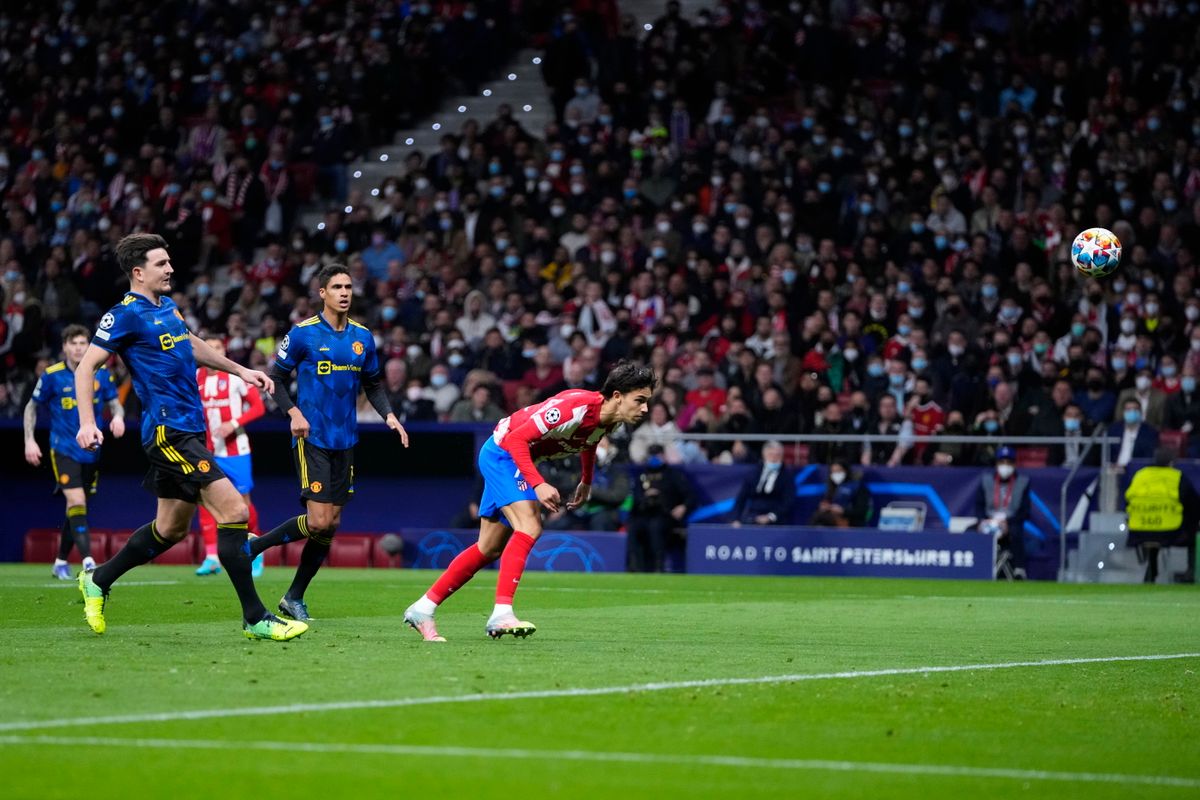 Joao Felix, az Atlético Madrid játékosa (j) gólt szerez a labdarúgó Bajnokok Ligája nyolcaddöntőjében játszott Atlético Madrid -Manchester United mérkőzésen a madridi Wanda Metropolitano stadionban 2022. február 23-án. Fotó: MTI/AP/Manu Fernández