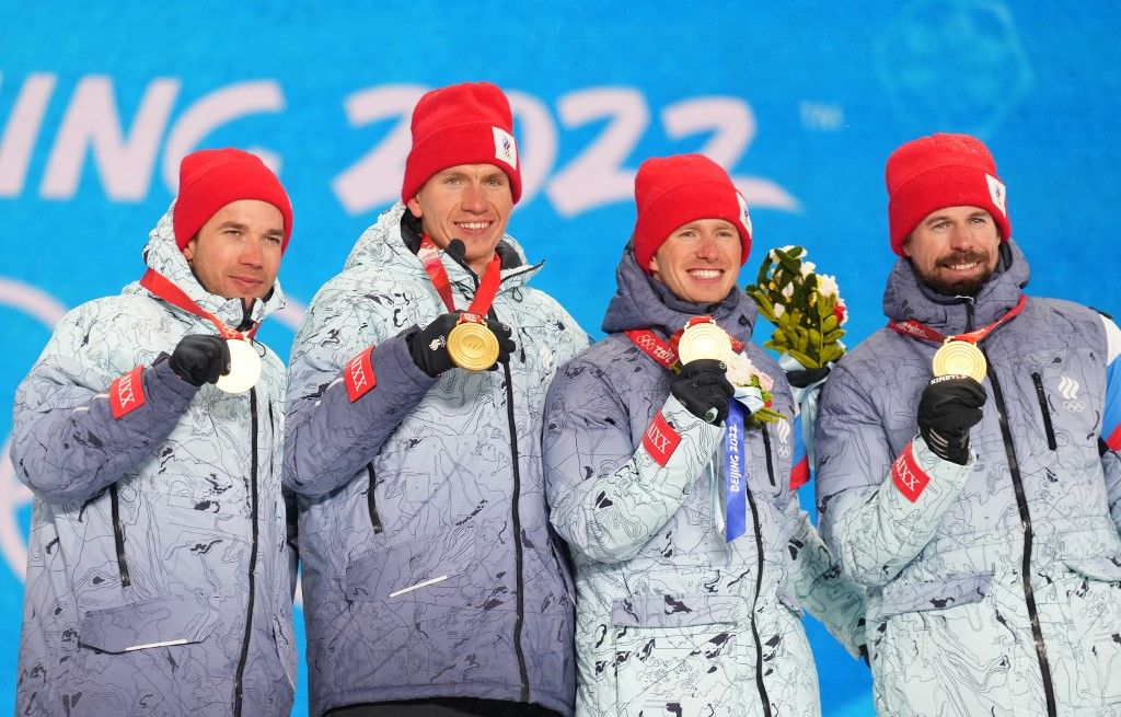Cservotkin, Bolsunov, Szpicov és Usztyugov az olimpiai váltó-aranyéremmel a pekingi téli olimpián.<br>Fotó: Pavel Bednyakov / Sputnik via AFP