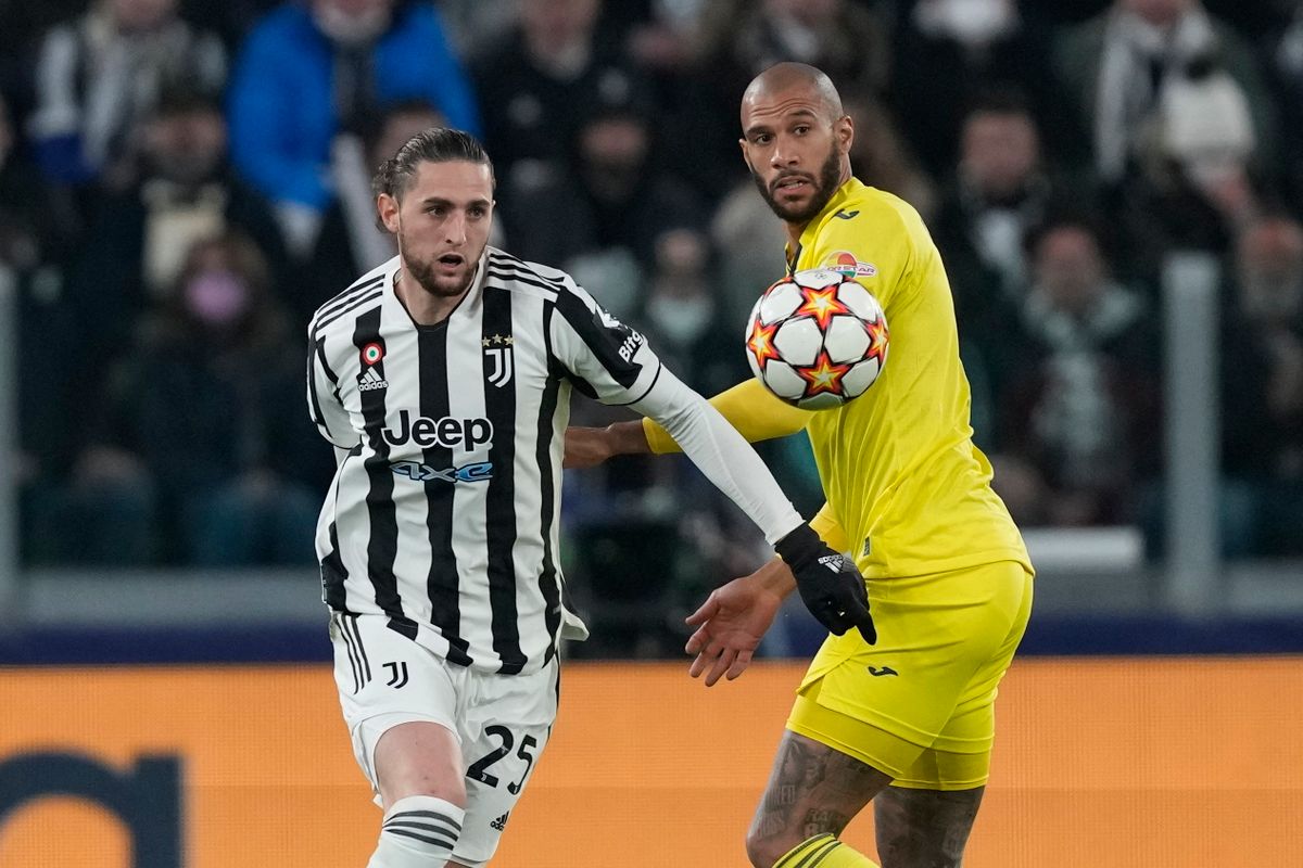 Adrien Rabiot, a Juventus (b) és Etienne Capoue, a Villarreal játékosa a labdarúgó Bajnokok Ligája nyolcaddöntőjének Juventus-Villarreal visszavágó mérkőzésén Torinóban 2022. március 16-án. Fotó: MTI/AP/Antonio Calanni