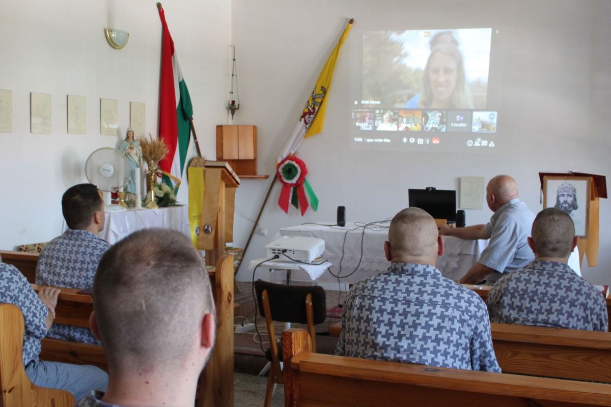 Találkozás videohíváson keresztül (Fotó:Bozó Bea/ Szegedi Fegyház és Börtön/Magyar Kurír)