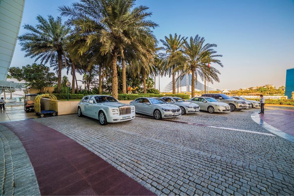Luxusautók a pálmafák alatt <br> Fotó: Shutterstock