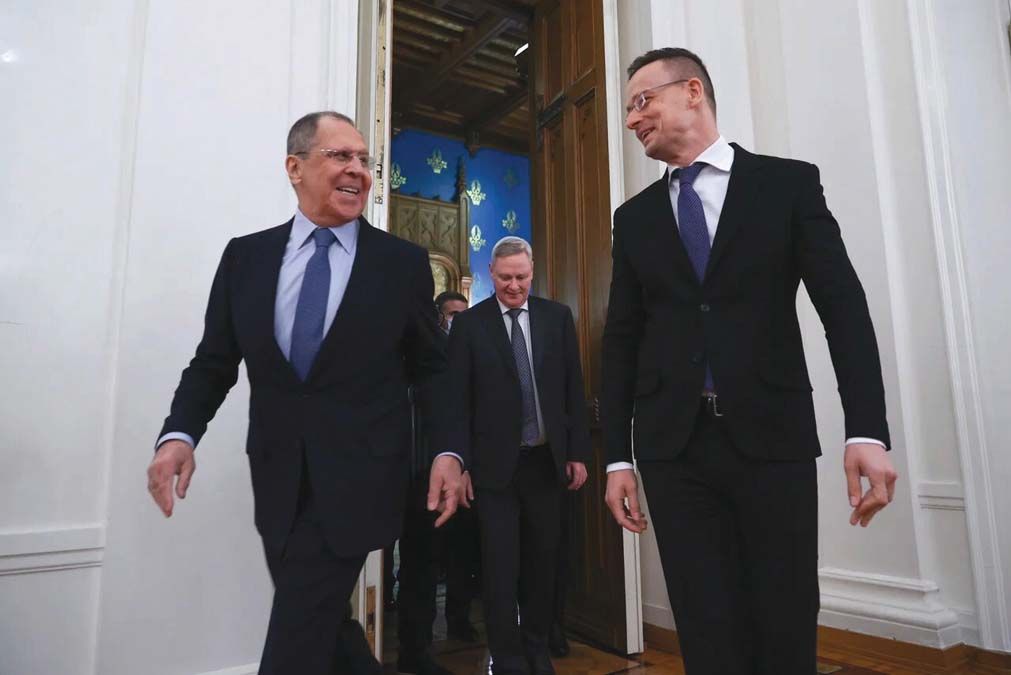 Szergej Lavrov és Szijjártó Péter  a vakcinamegállapodás megkötése után Moszkvában, január 22-én – a diplomáciában a személyes kapcsolatok is számítanak. <br> Fotó: fotó: MTI / EPA / Az orosz külügyminisztérium sajtószolgálata