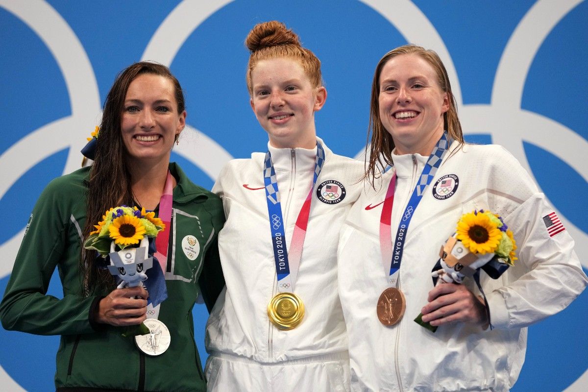 Az aranyérmes amerikai Lydia Jacoby (középen), az ezüstérmes dél-afrikai Tatjana Schoenmaker (balra) és a bronzérmes amerikai Lilly King a tokiói nyári olimpia női 100 méteres mellúszásának eredményhirdetésén. <br> MTI/AP/Matthias Schrader