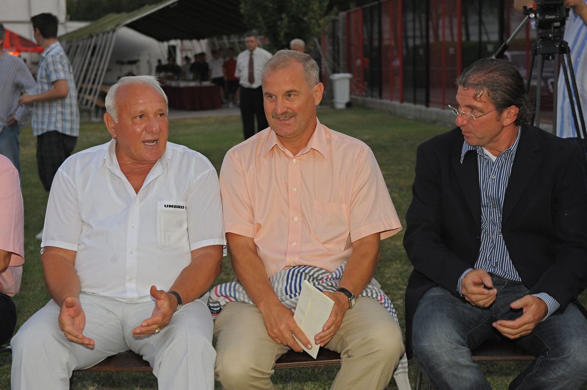 Garaba Imre (középen) és Esterházy Márton (jobbra) Komora Imrétől is tanulta a futball csínját-bínját Fotó: MTI/Illyés Tibor