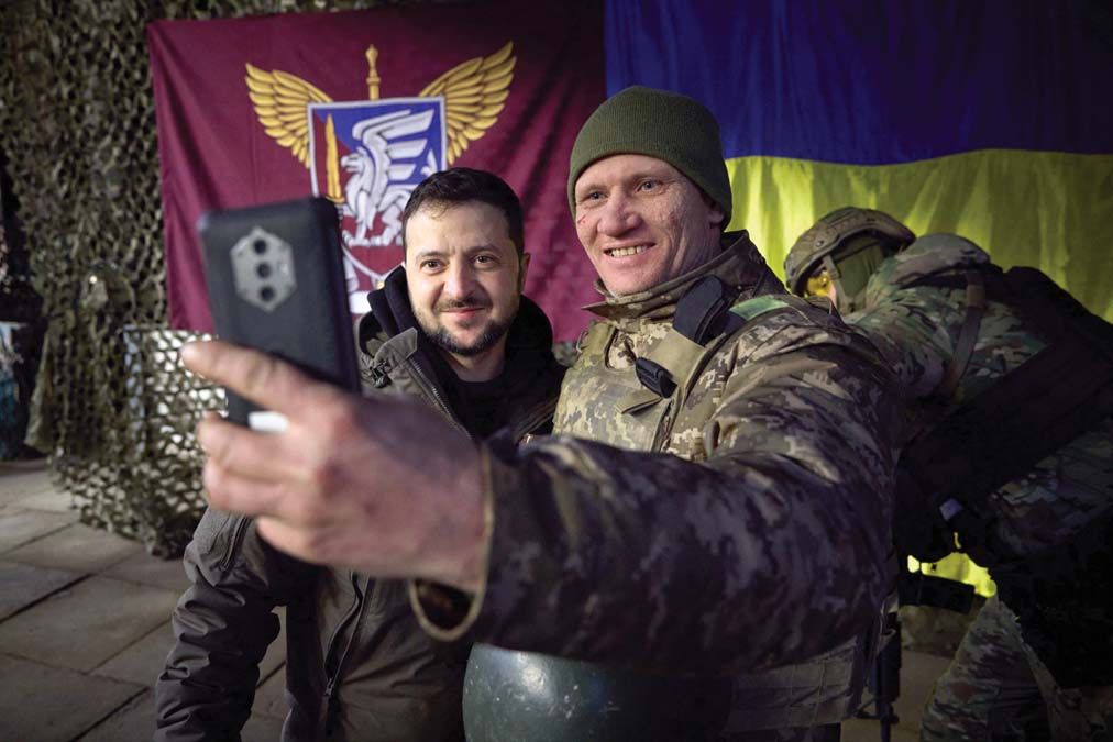 Volodimir Zelenszkij ukrán elnök és egy katona a kelet-ukrajnai Szlovjanszkban december 6-án <br> Fotó: MTI / EPA / Ukrán elnöki sajtószolgálat