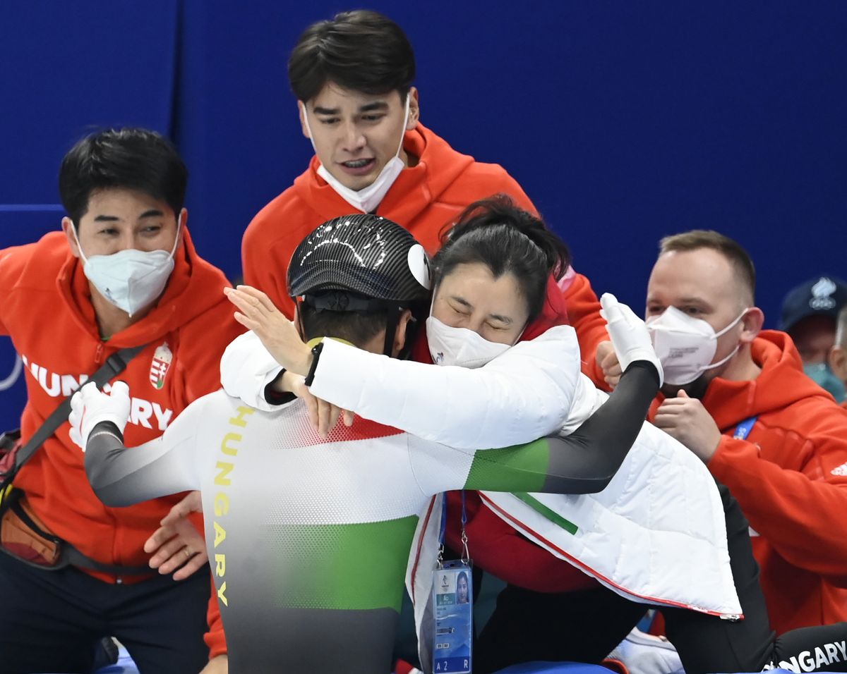 A győztes Liu Shaoangot (háttal) köszönti Csang Csing Lina edző (jobbról a második), Liu Shaolin Sándor (középen) és Csun Dzse Szu (balra) a férfi rövid pályás gyorskorcsolyázók 500 méteres versenyének döntője után a Fővárosi Fedett Stadionban a pekingi téli olimpián 2022. február 13-án. MTI/Kovács Tamás
