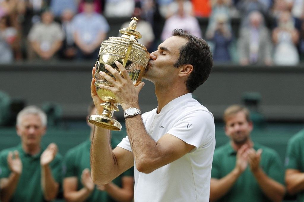 Roger Federer, a wimbledoni férfi rekordbajnok csókolja a trófeát, nyolcadik győzelme alkalmávall.<br>Fotó: Adrian Dennis / AFP