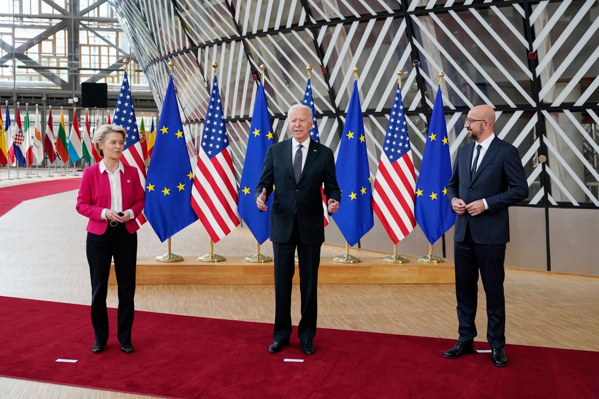 Ursula von der Leyen, az Európai Bizottság elnöke, Joe Biden amerikai elnök és Charles Michel, az Európai Tanács elnöke (b-j) sajtótájékozatót tart az Európai Unió-Egyesült Államok csúcsértekezleten Brüsszelben 2021. június 15-én. (MTI/AP/Patrick Semansky)