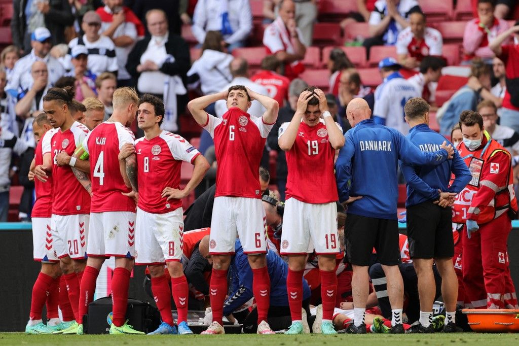 Christian Eriksen összeesett a pályán az Európa-bajnokság harmadik mérkőzésén.<br>Torokszorító pillanatok voltak, az életéért küzdöttek az orvosok. <br>Fotó: Friedemann Vogel / POOL / AFP