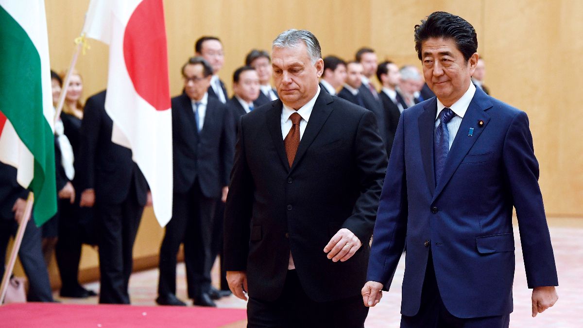 Abe Sinzó tokiói hivatalában fogadja Orbán Viktort 2019. december 6-án <br> FOTÓ: MTI / KOSZTICSÁK SZILÁRD