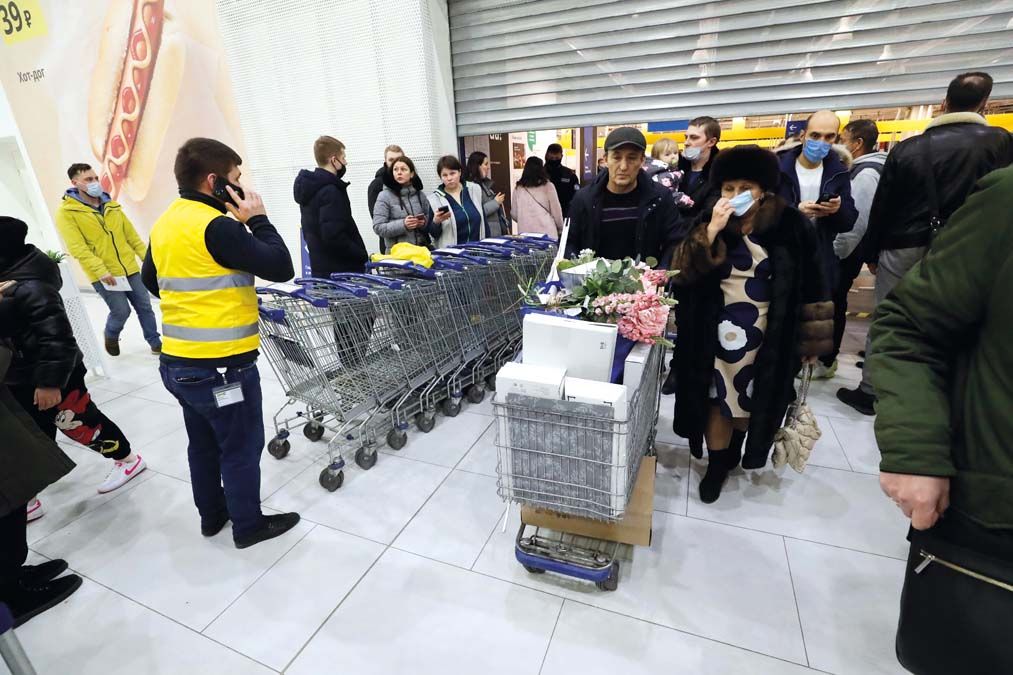 Megrohanták az oroszok az IKEA áruházat, mert a cég kivonul az országból. Rengeteg márka, üzlet és szolgáltatás hagyja el az orosz gazdaságot. <br> Fotó: MTI / EPA / Anatolij Malcev  