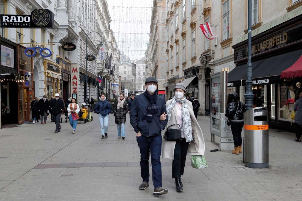Járókelők egy bécsi bevásárlóutcában november 19-én. Az osztrák kormány november 22-étől egyelőre tíz napra teljes országos lezárást rendelt el. <br> Fotó: MTI / AP / Lisa Leutner