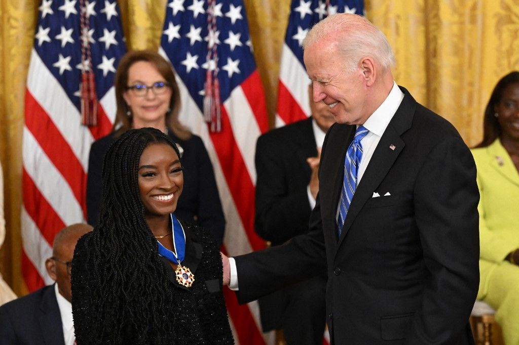A képen: Joe Biden amerikai elnök átadja Simone Biles tornásznak az elnöki szabadságérmet, a nemzet legmagasabb polgári kitüntetését a 17 díjazottat kitüntető ünnepségen a Fehér Ház keleti termében Washingtonban, 2022. július 7-én. Fotó: SAUL LOEB / AFP