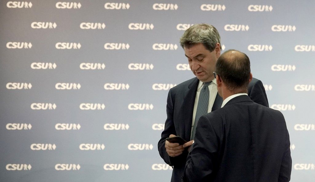 Mindig kapcsolatban: Markus Söder üzeneteket olvas a egy 2018-as CSU-elnökségi értekezleten. Fotó: KAY NIETFELD / DPA / DPA PICTURE-ALLIANCE VIA AFP