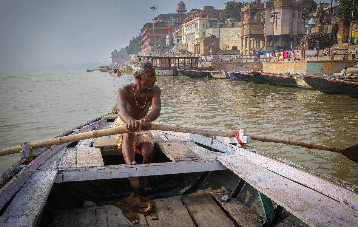 Hajnali hajókázás a Gangeszen, Váránasziban, az indiaiak legszentebb városában, ahol naponta 24 órában hamvasztják a lépcsősorokon a halttesteket.