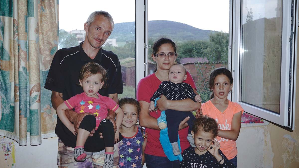 György, Viktorija és öt gyermekük.<br>Fotó: Bodor Dominik