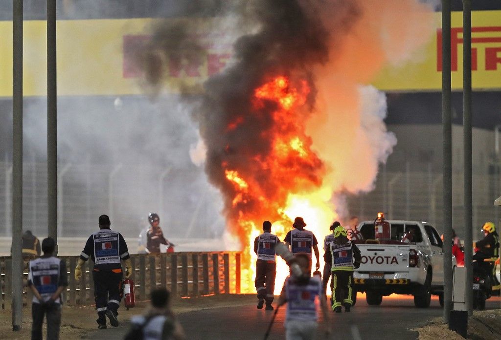 A képen: Grojean égő autója a horrorisztikus ütközés után Bahreinben. Fotó: KAMRAN JEBREILI / POOL / AFP