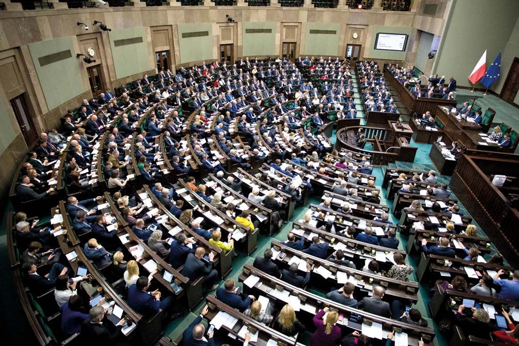 A lengyel parlament alsóháza. A PiS vezette kormánypártoknak egyelőre kényelmes többségük van, és az államfőt is ők delegálták <br> Fotó: AFP / NurPhoto / Mateusz Wlodarczyk
