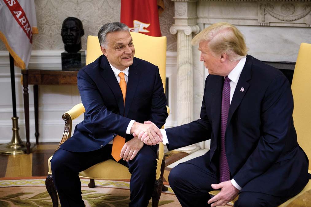 Orbán Viktor miniszterelnök és Donald Trump, az USA elnöke kezet fognak a Fehér Ház Ovális irodájában 2019. május 13-án <br> Fotó: AFP / Brendan Smialowsk