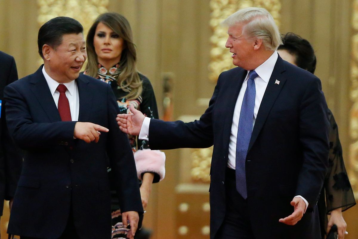 Donald Trump amerikai elnök (j) Hszi Csin-ping kínai elnök társaságában a tiszteletére adott díszvacsorán a pekingi Nagy Népi Csarnokban 2017. november 9-én. (Fotó: MTI/EPApool/Thomas Peter)