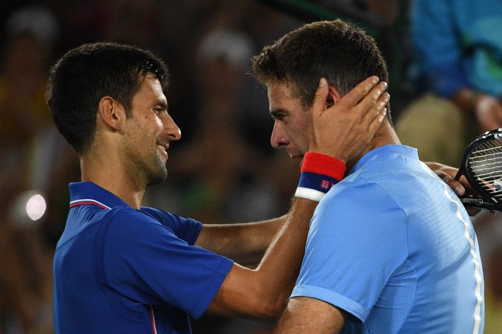 Novak Djokovic és Juan Martin del Potro a riói olimpia első körös meccse után, miután az argentin megverte a világelsőt. Fotó: Roberto Schmidt / AFP